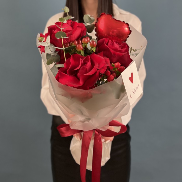 Букет с розами и шариком Сердце в цветах